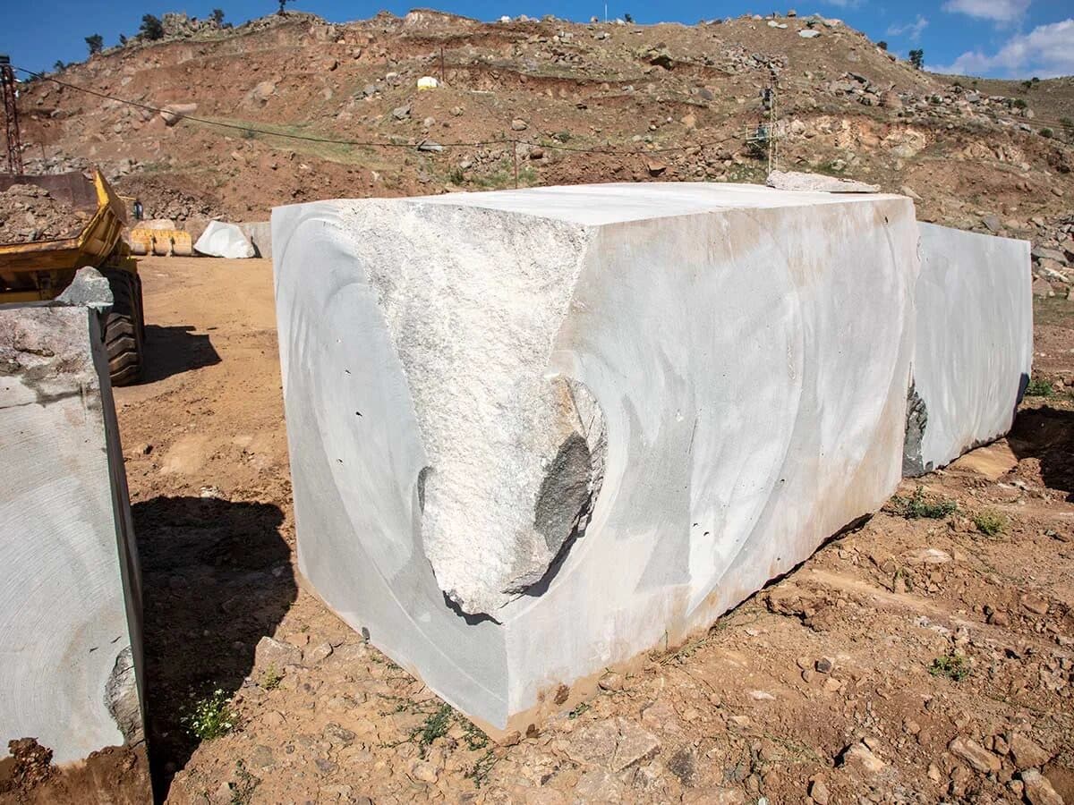 Close-up of a freshly cut raw stone block at a Türkiye quarry